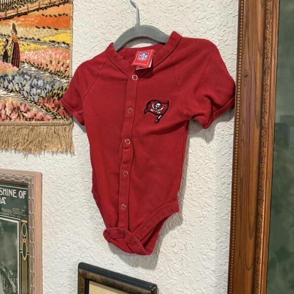 VINTAGE NFL TAMPA BAY BUCCANEERS CARTOON LOGO TODDLER ONE PIECE Size 3-6 Months - Picture 2 of 4